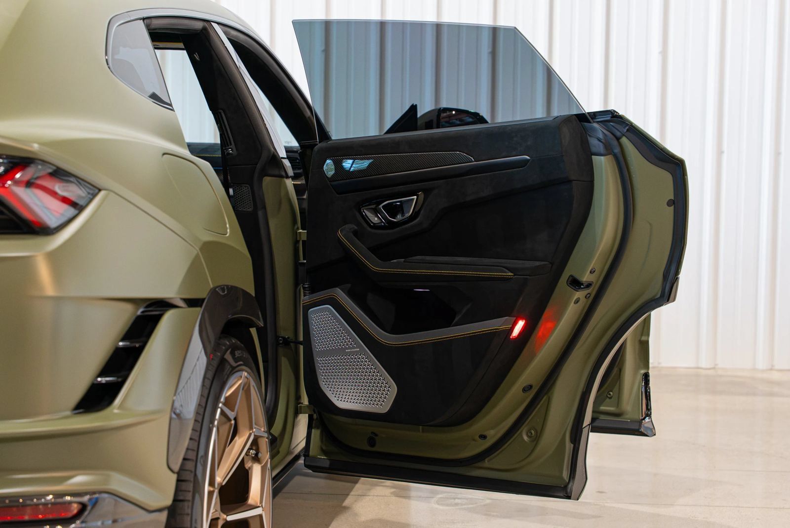 Used 2023 Lamborghini Urus Performante AWD/4WD image 34