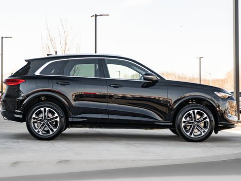 Certified 2025 Audi Q5 Premium w/ Convenience Package image 3