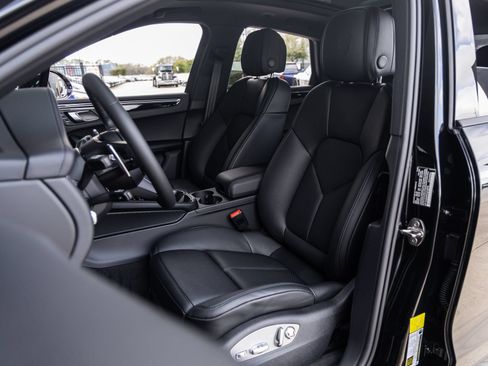 Certified 2026 Porsche Macan AWD/4WD image 5