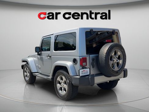 Used 2018 Jeep Wrangler Sahara w/ Connectivity Group AWD/4WD image 3