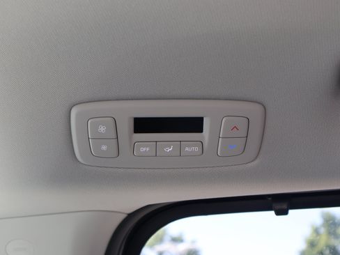 Used 2025 Kia Carnival EX FWD image 21
