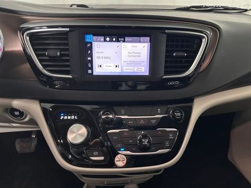 Used 2023 Chrysler Voyager LX image 21