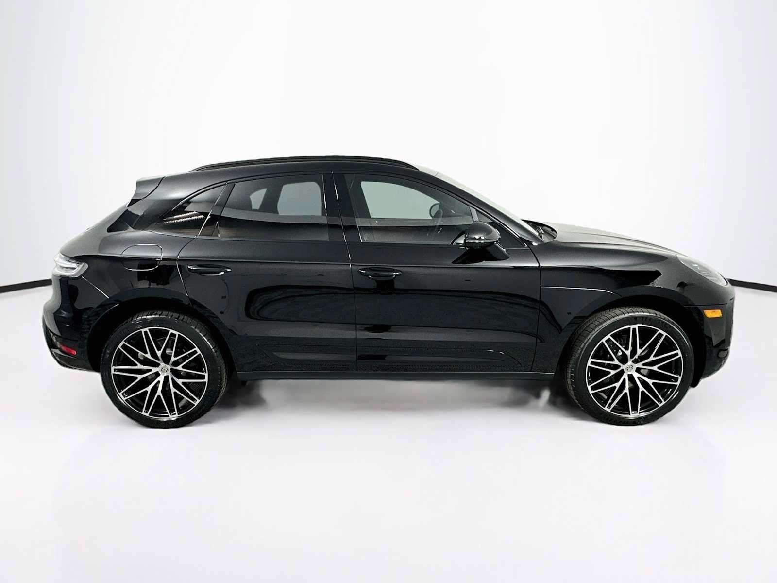 Certified 2025 Porsche Macan AWD/4WD image 8