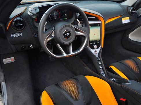 Used 2024 McLaren 750S Spider RWD image 8