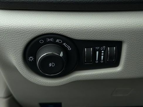 Used 2024 Chrysler Pacifica Touring-L image 32