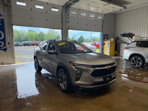 Used 2025 Chevrolet Trax LT FWD image 2