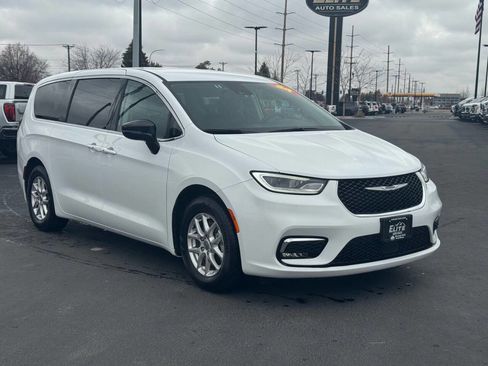 Used 2024 Chrysler Pacifica Touring-L image 3