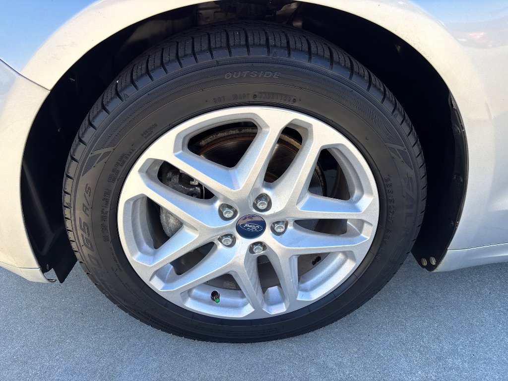 Used 2014 Ford Fusion SE FWD image 11