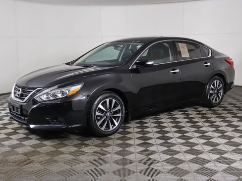 Used 2017 Nissan Altima 2.5 SL w/ Moonroof Package image 8
