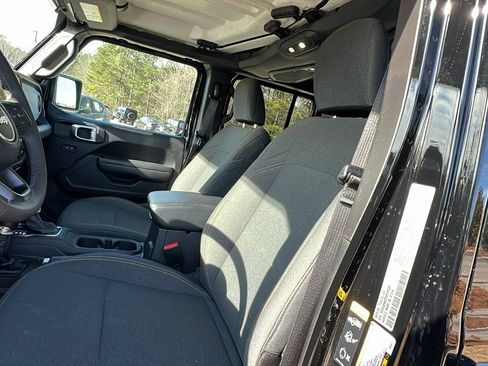 Used 2025 Jeep Wrangler Willys image 17