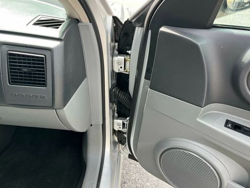 Used 2005 Dodge Magnum SE RWD image 31