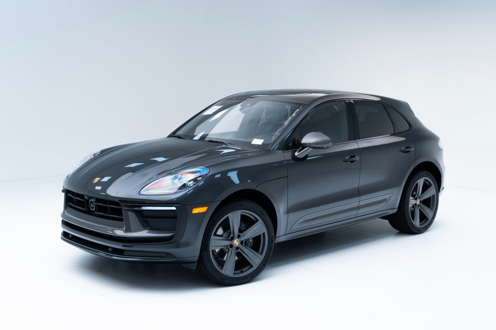 Certified 2025 Porsche Macan Turbo AWD/4WD image 1