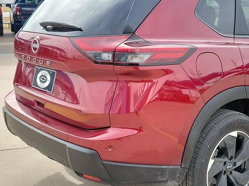 Used 2025 Nissan Rogue SV FWD image 11