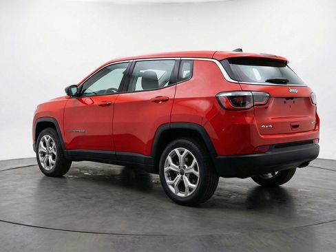 Used 2025 Jeep Compass Latitude AWD/4WD image 6
