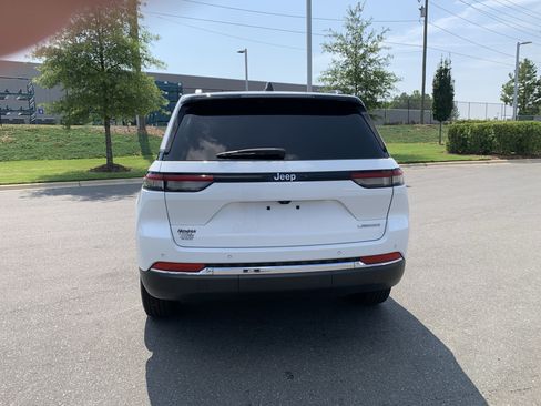 Certified 2023 Jeep Grand Cherokee Laredo w/ Luxury Tech Group I RWD image 10