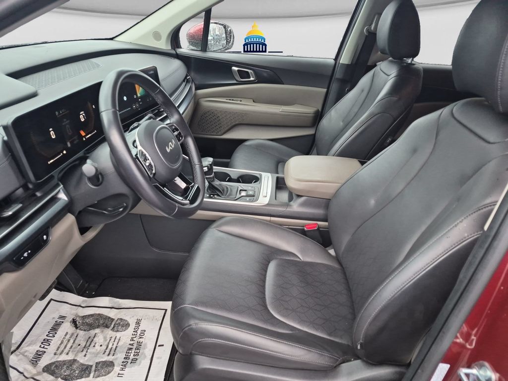 Used 2025 Kia Carnival FWD image 30