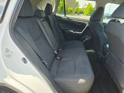 Used 2021 Toyota RAV4 LE AWD/4WD image 16