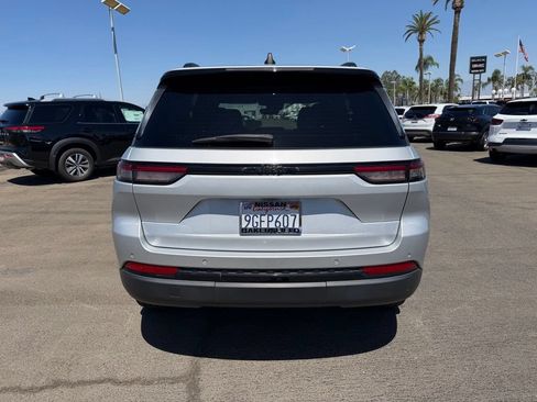 Used 2023 Jeep Grand Cherokee Altitude RWD image 5