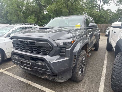 Used 2025 Toyota Tacoma TRD Sport AWD/4WD image 2
