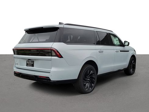 New 2025 Lincoln Navigator L Reserve image 4