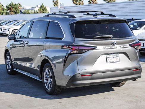 New 2026 Toyota Sienna XLE image 7