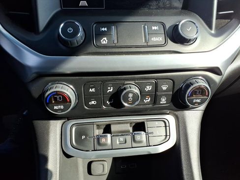 Used 2023 GMC Acadia SLT image 12