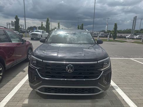 Used 2024 Volkswagen Atlas Cross Sport SE FWD image 2