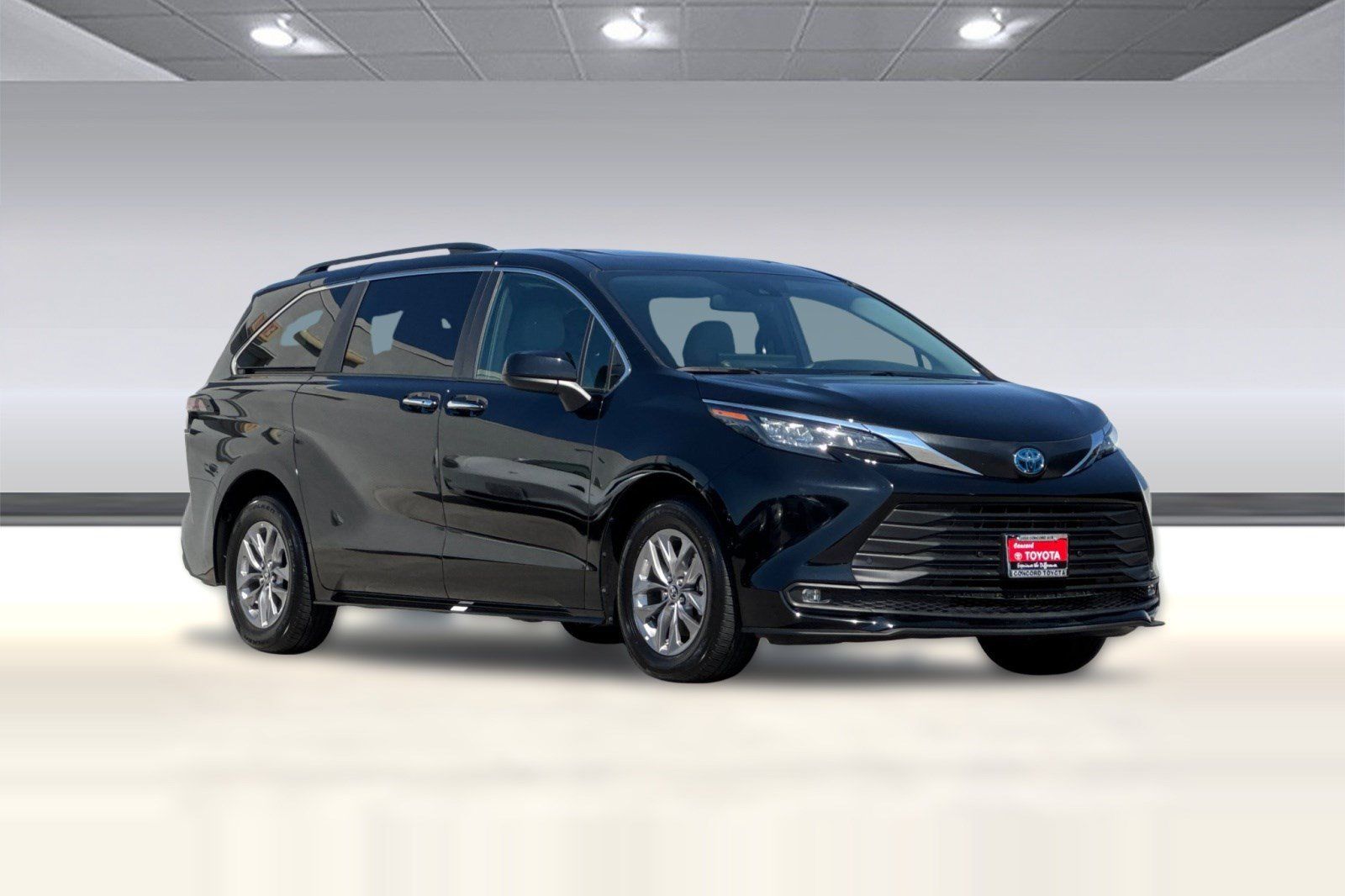 Used 2025 Toyota Sienna XLE FWD image 7