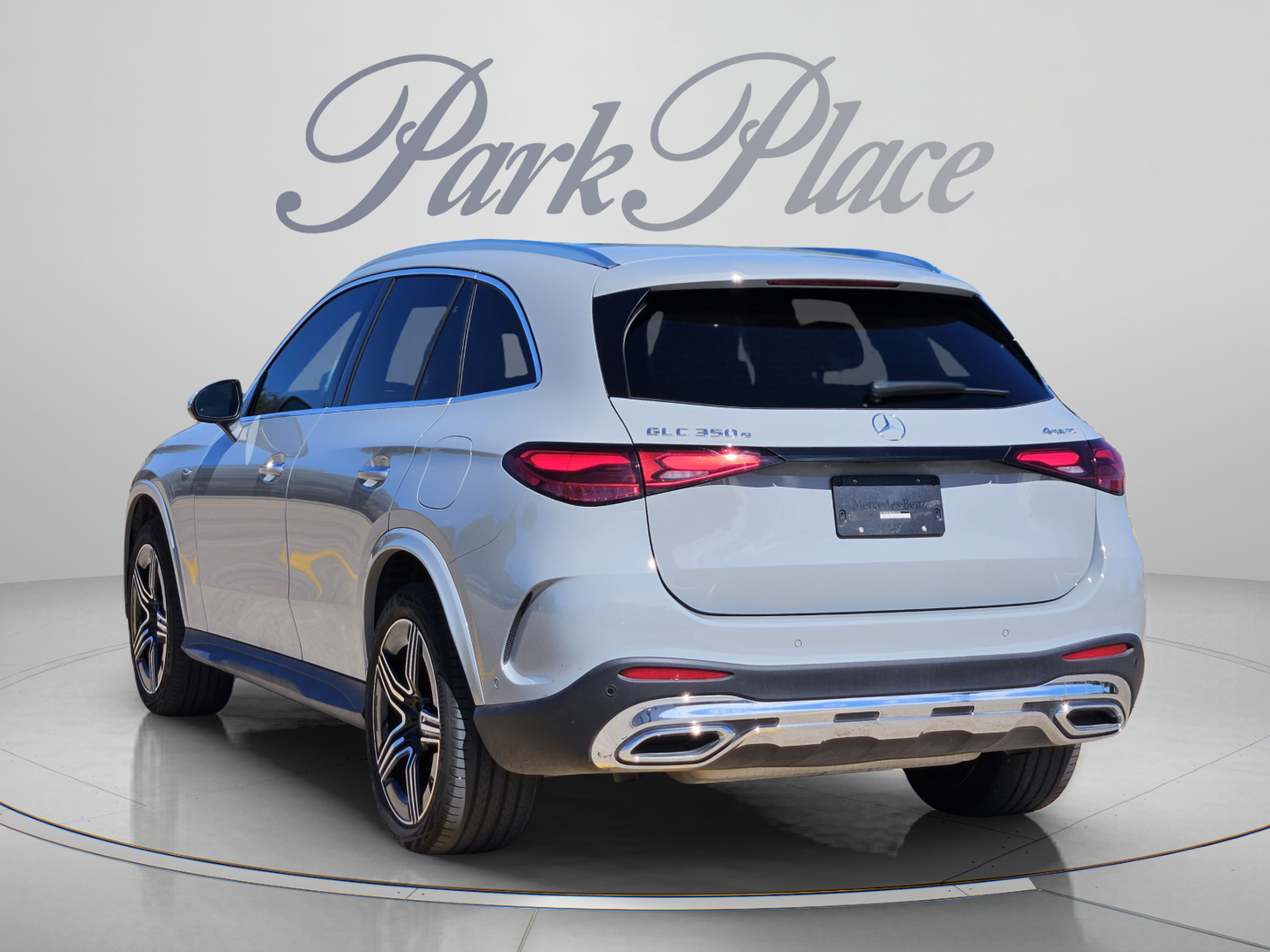 Used 2025 Mercedes-Benz GLC 350e 4MATIC image 3