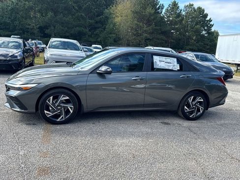 New 2025 Hyundai Elantra SEL image 2