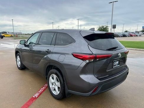 Used 2021 Toyota Highlander LE FWD image 4