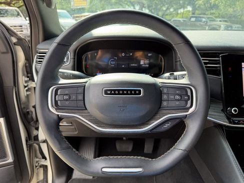Used 2022 Jeep Wagoneer Series III w/ Flexible Seating Group AWD/4WD image 10