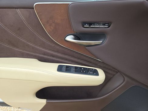 Used 2019 Lexus LS 500 w/ Accessory Package (Z2) RWD image 15