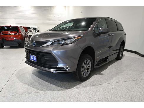 Used 2021 Toyota Sienna XLE w/ XLE Plus Package FWD image 10