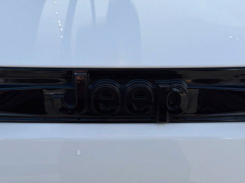 Used 2025 Jeep Grand Cherokee Summit w/ Obsidian Package AWD/4WD image 11