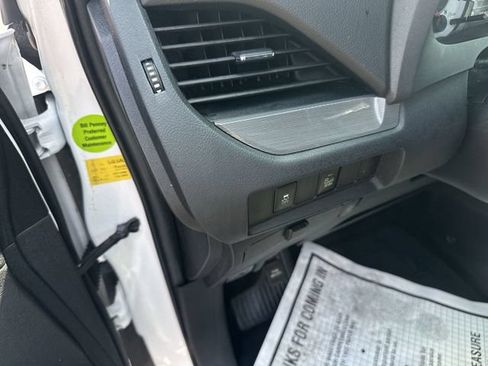 Used 2015 Toyota Sienna SE w/ SE Preferred Package FWD image 12