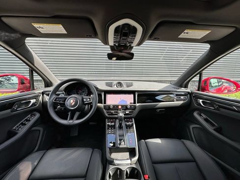 Used 2025 Porsche Macan AWD/4WD image 33