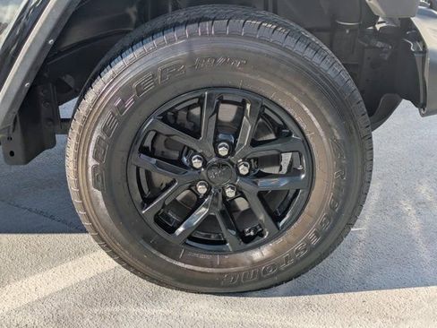 Used 2022 Jeep Gladiator Sport image 9