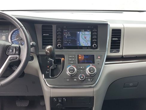 Certified 2018 Toyota Sienna XLE Premium FWD image 15