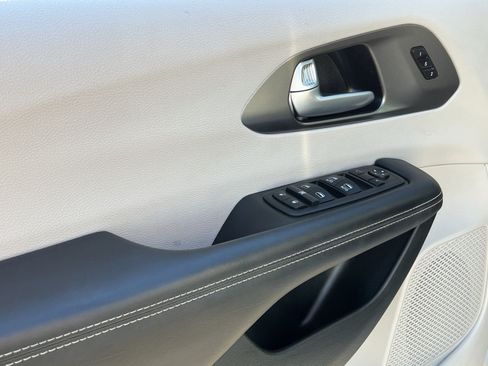 Used 2024 Chrysler Pacifica Touring-L FWD image 15