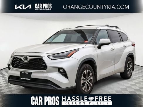 Used 2024 Toyota Highlander XLE FWD image 1