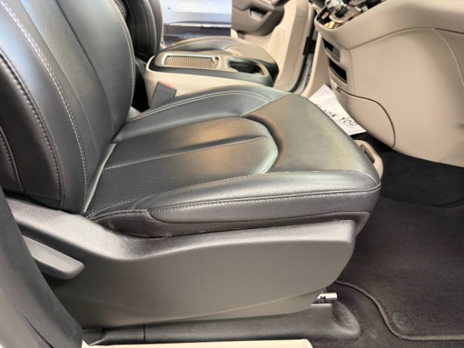 Used 2024 Chrysler Pacifica Touring-L FWD image 35