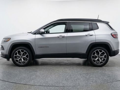 Used 2025 Jeep Compass Limited image 5