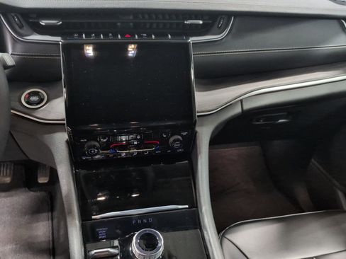 Used 2024 Jeep Grand Cherokee Limited image 13