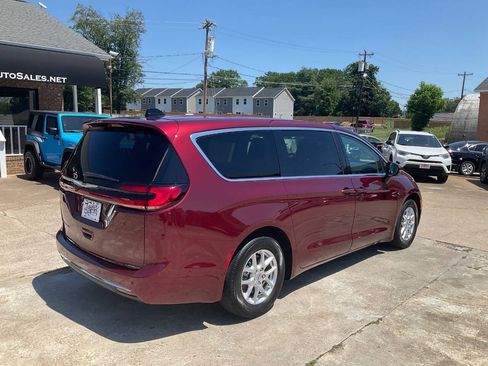 Used 2023 Chrysler Pacifica Touring-L FWD image 3