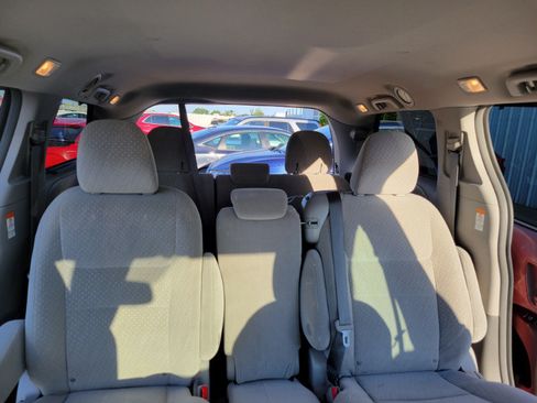 Used 2018 Toyota Sienna LE w/ Carpet Mat Package FWD image 25