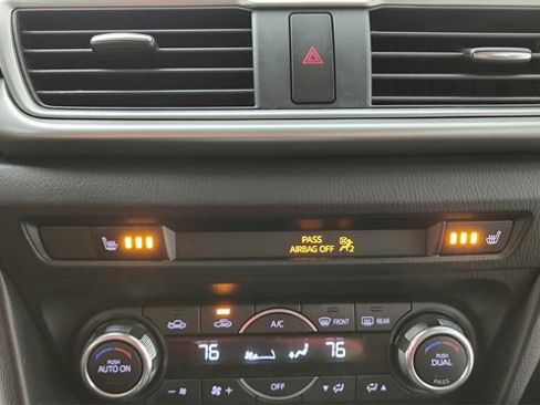 Used 2018 MAZDA MAZDA3 Touring image 24