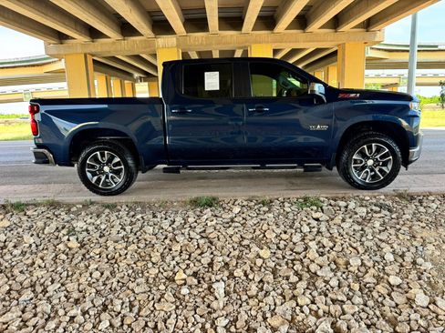 Used 2021 Chevrolet Silverado 1500 LT w/ Z71 Off-Road Package AWD/4WD image 2