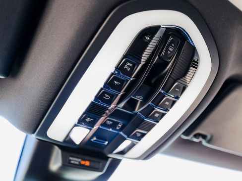 Certified 2018 Porsche Macan Sport Edition image 21