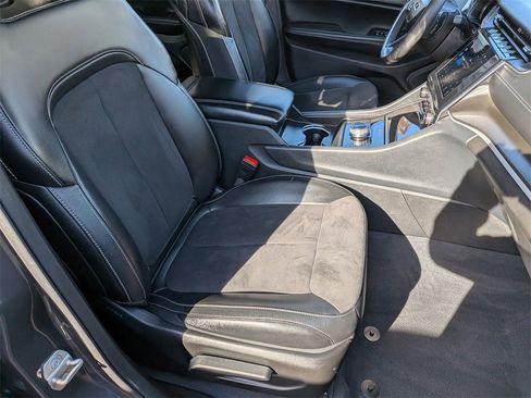 Used 2023 Jeep Grand Cherokee L Laredo image 24